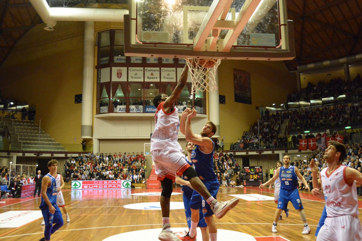 Su Basketnet si parla della stoppata di Parks contro Imola, regolare o ...