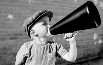 Bambino-col-megafono
