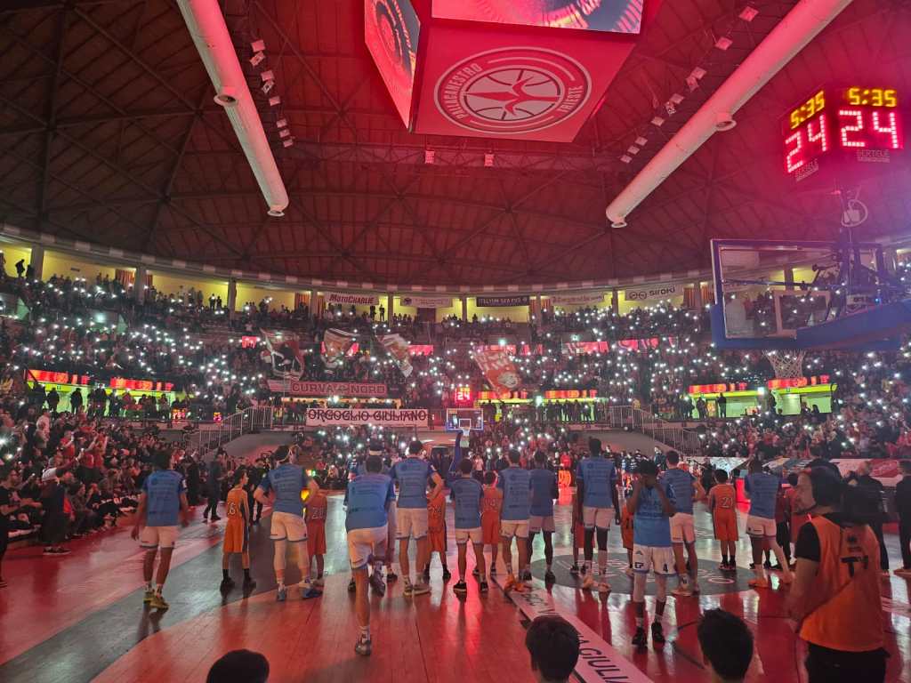 Trieste gioca una partita in affanno, ma batte Sassari nell’ultimo quarto